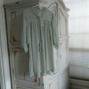 Flowey light comfortable top in Mint Green print. Very feminine!